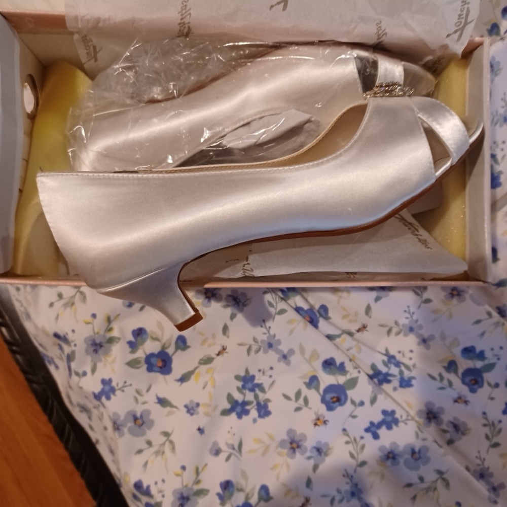 Touch ups dyeable 7 wide women’s pumps with rhinestones, brand new without tags